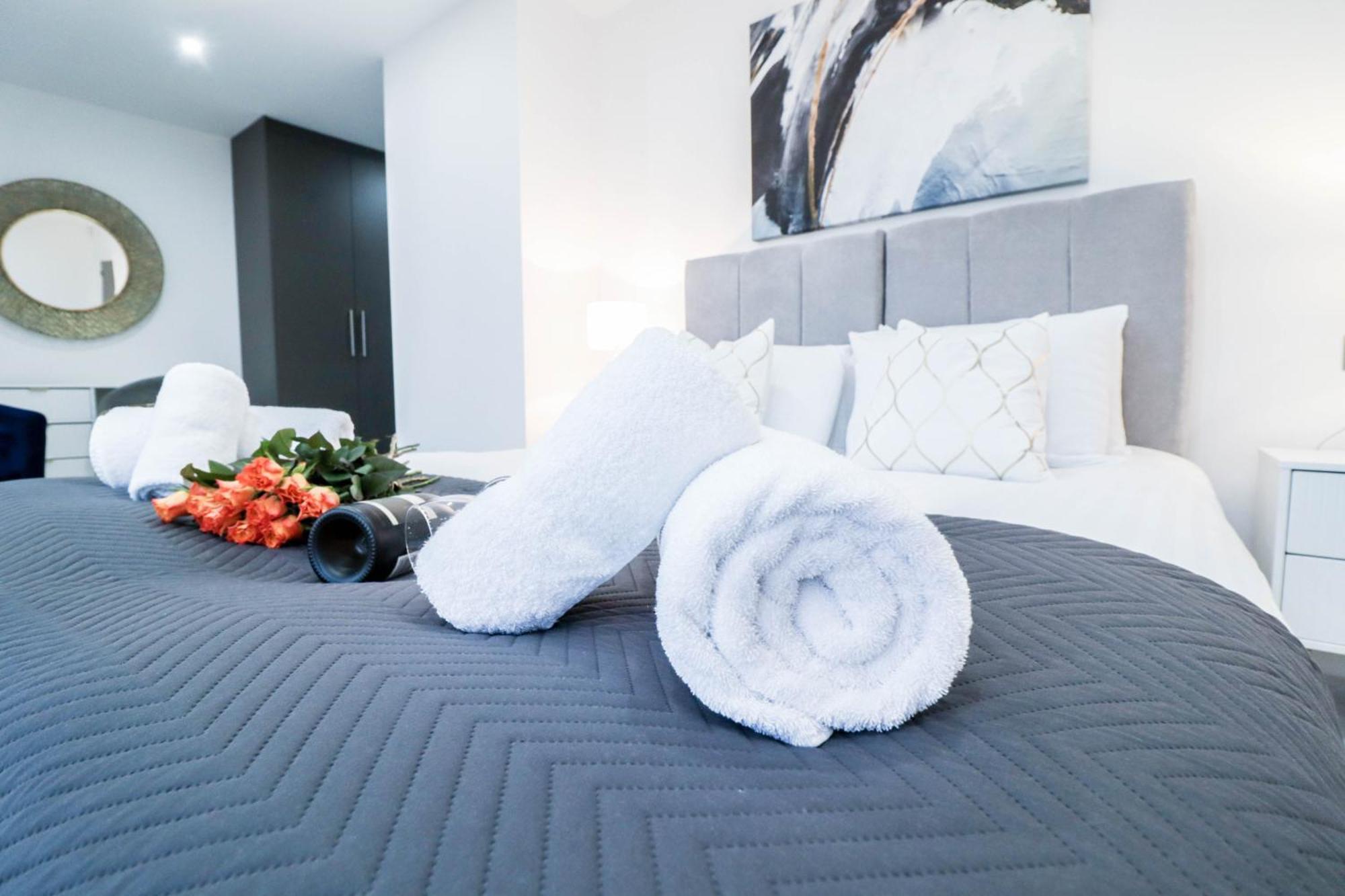 Elegant Apartments In Staines L Free Onsite Parking Ngoại thất bức ảnh