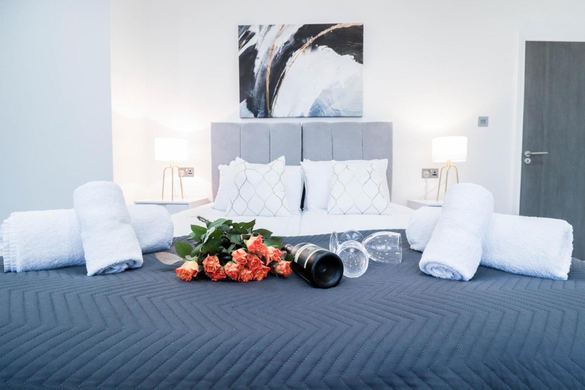 Elegant Apartments In Staines L Free Onsite Parking Ngoại thất bức ảnh